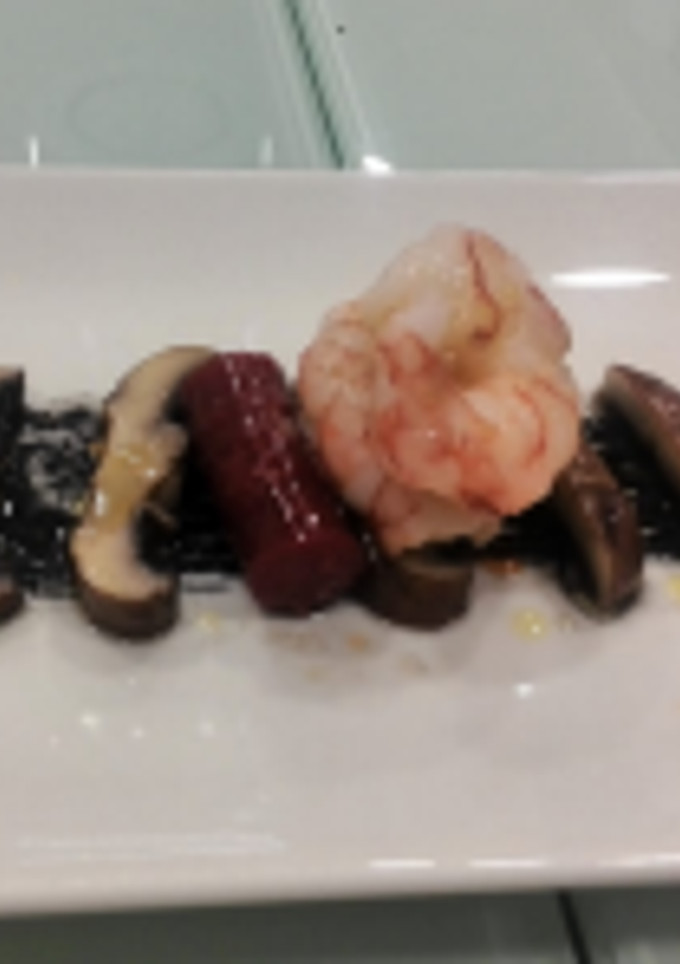 Una foto de Gambas	con	portobello y	chistorra