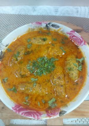 A picture of Chicken kababs with gravy.