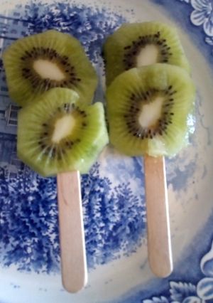 Una foto de Paletas de kiwi