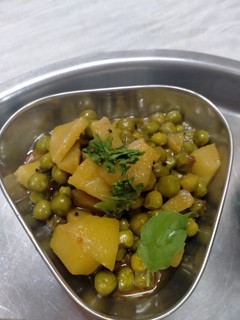 વટાણા બટેટાનું શાક રેસીપી મુખ્ય ફોટો