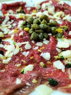 Una foto de Carpaccio de vacuno