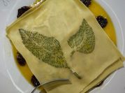 Una foto de raviolis espinaca con salsa