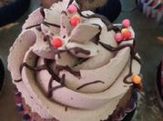 Una foto de mousse de chocolate con cacao