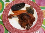 Una foto de pato al horno con verdura