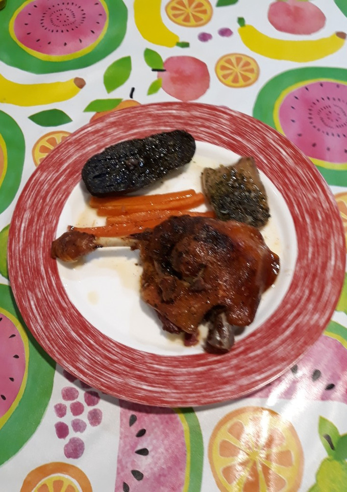 Una foto de Confit de pato al cava con verduras