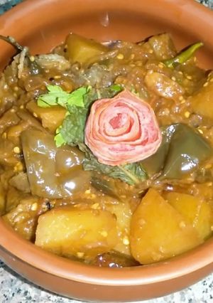 A picture of Achaari baingan aloo.