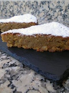 Una foto de Tarta de almendra, pistacho y chocolate blanco