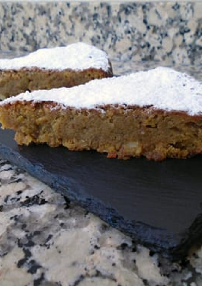 Una foto de Tarta de almendra, pistacho y chocolate blanco
