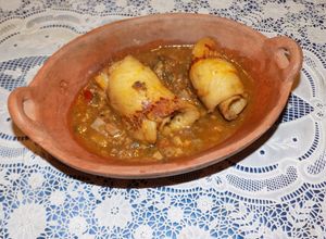 Una foto de Rollitos de abadejo con salsa