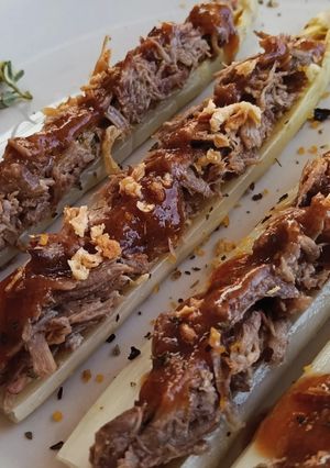 Una foto de Espárragos blancos rellenos de carrilleras