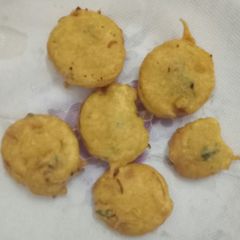 A picture of Slice onions pakoda.