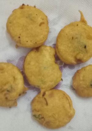 A picture of Slice onions pakoda.