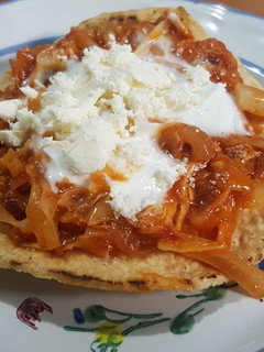 Una foto de Tostadas de tinga de #Pollo para flojillos