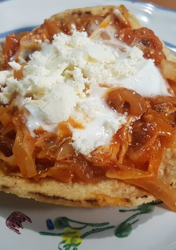 Una foto de Tostadas de tinga de #Pollo para flojillos