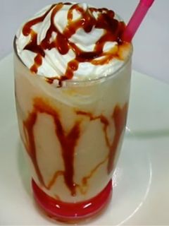 صورة لوصفة ميلك شيك الموز والكراميل