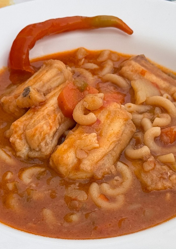 Una foto de Guiso colorao de pescado