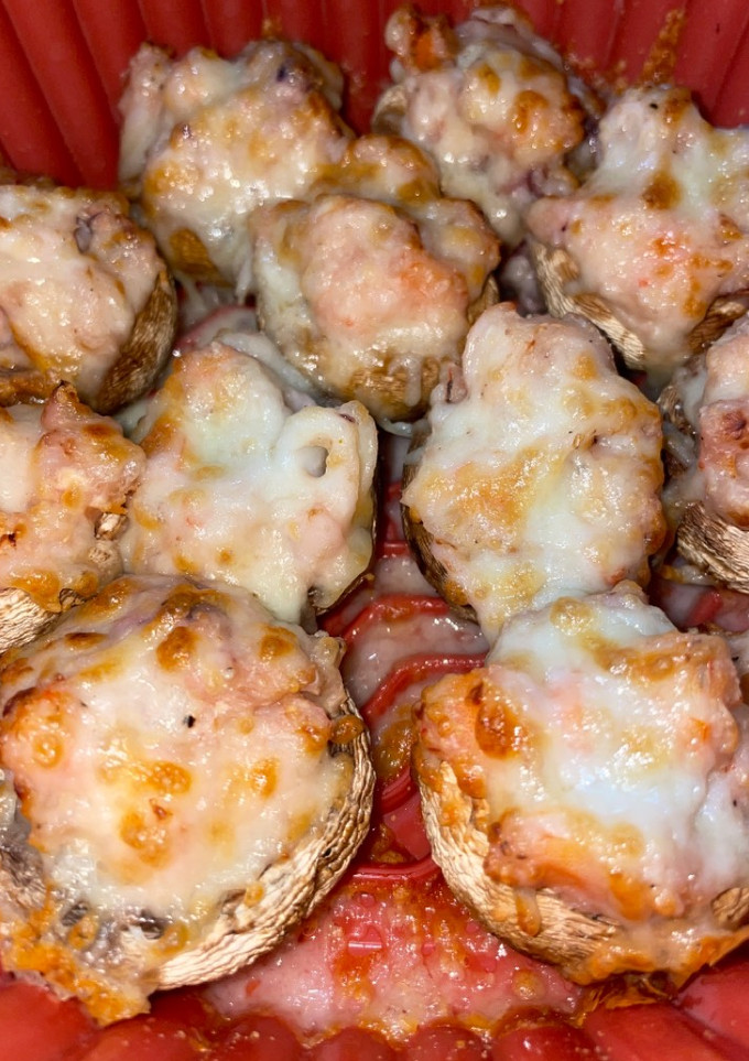 Una foto de Champiñones rellenos de langostinos y calamares