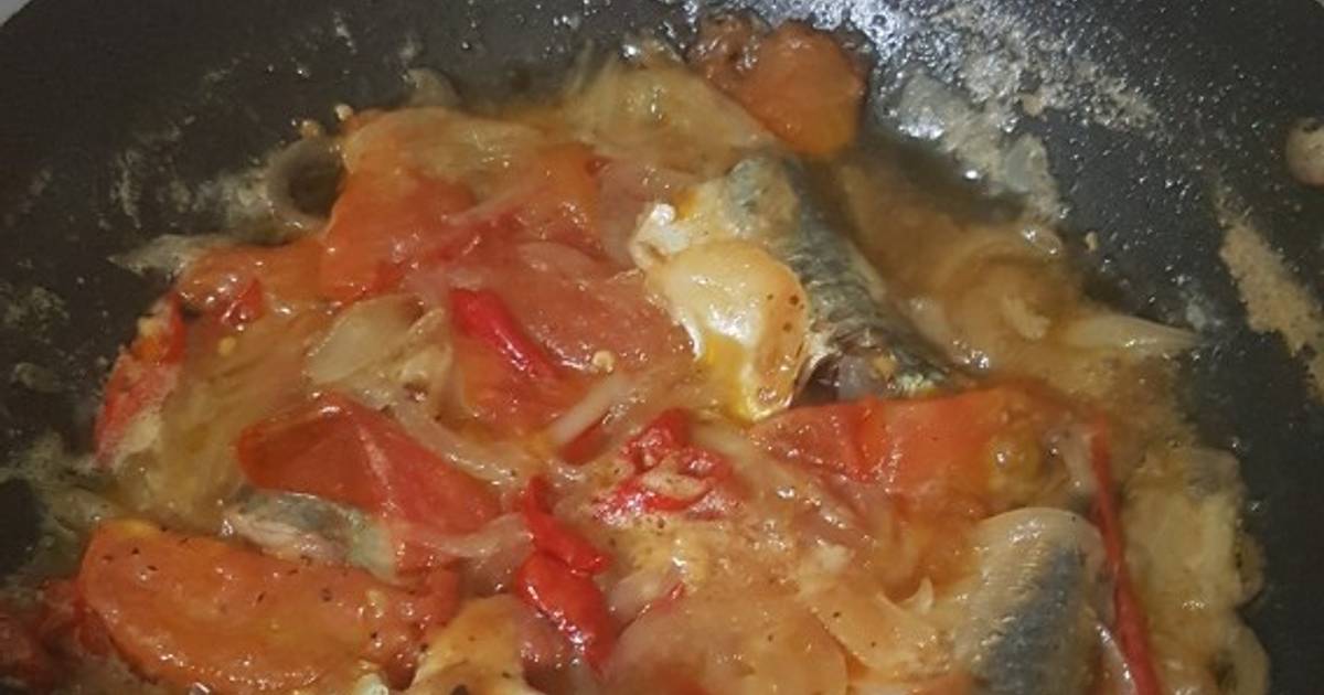 Làm thế nào để đảm bảo cá trong món cá sốt cà chua chín đều?
