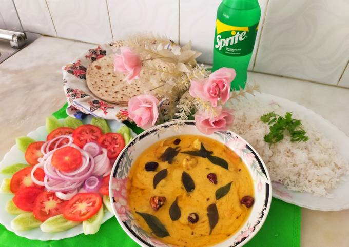 Pakoray wali dahi Curry/gramflour fritters with yogurt curry