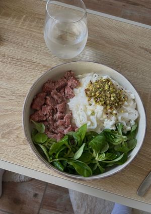 Una foto de Noodles de Arroz con Hamburguesa y Canónigos