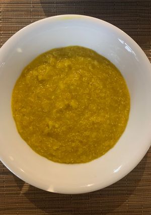Una foto de Crema de zapallo con quinua y cúrcuma