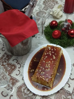 Una foto de Pastel de queso con caramelo y piñones