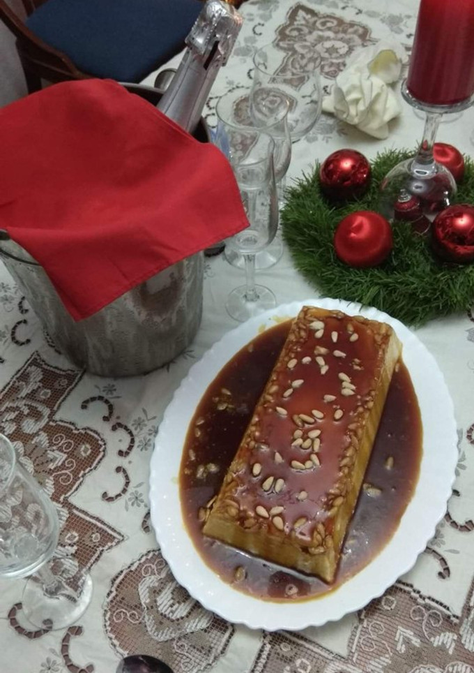 Una foto de Pastel de queso con caramelo y piñones