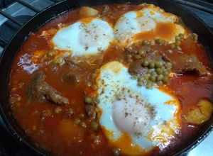 Una foto de Bifes con salsa portuguesa