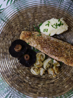 Una foto de Salmón con especias, verduritas al horno y puré de patatas 😍❤