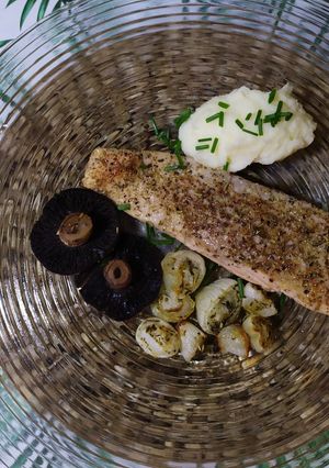 Una foto de Salmón con especias, verduritas al horno y puré de patatas 😍❤