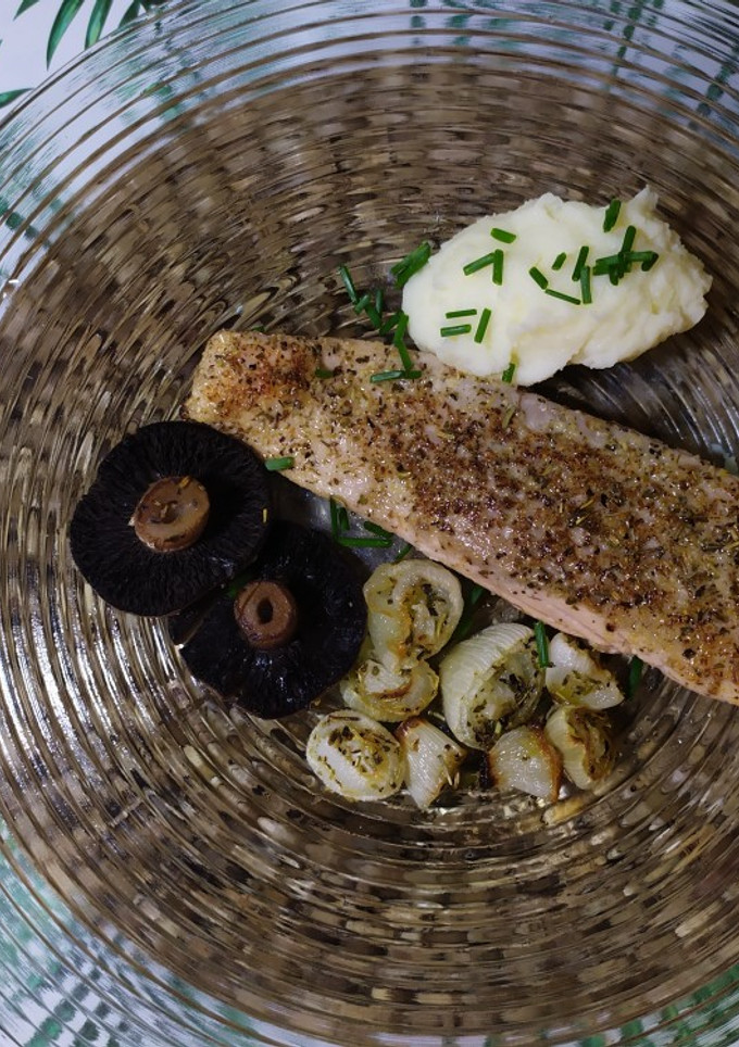 Una foto de Salmón con especias, verduritas al horno y puré de patatas 😍❤