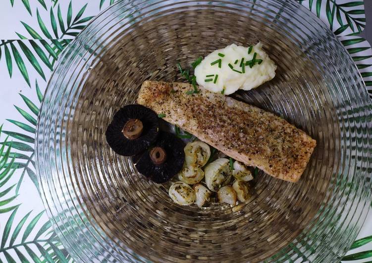 Salmón con especias, verduritas al horno y puré de patatas 😍❤