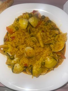 Una foto de Arroz con calamares y almejas