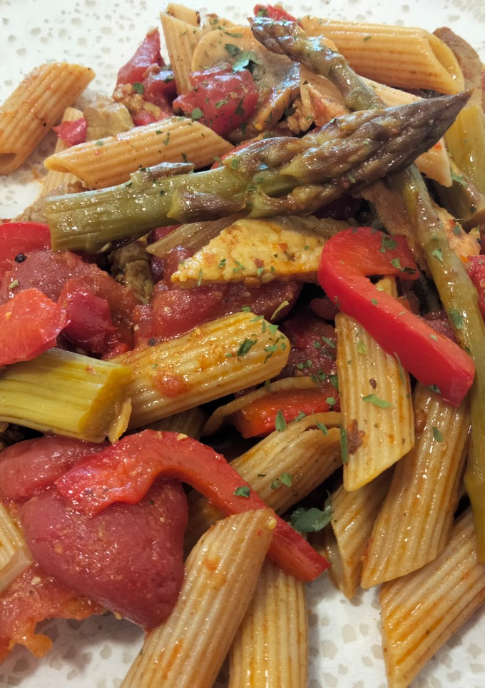 Una foto de Macarrones con lomo y espárragos