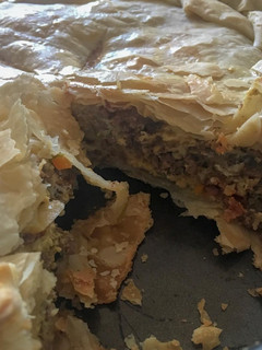 Una foto de Pastel de carne y almendras