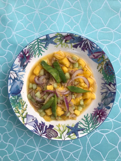 Una foto de Ceviche de atún en conserva, con mango, alficoz, cebolla roja y salsa de limón y naranja