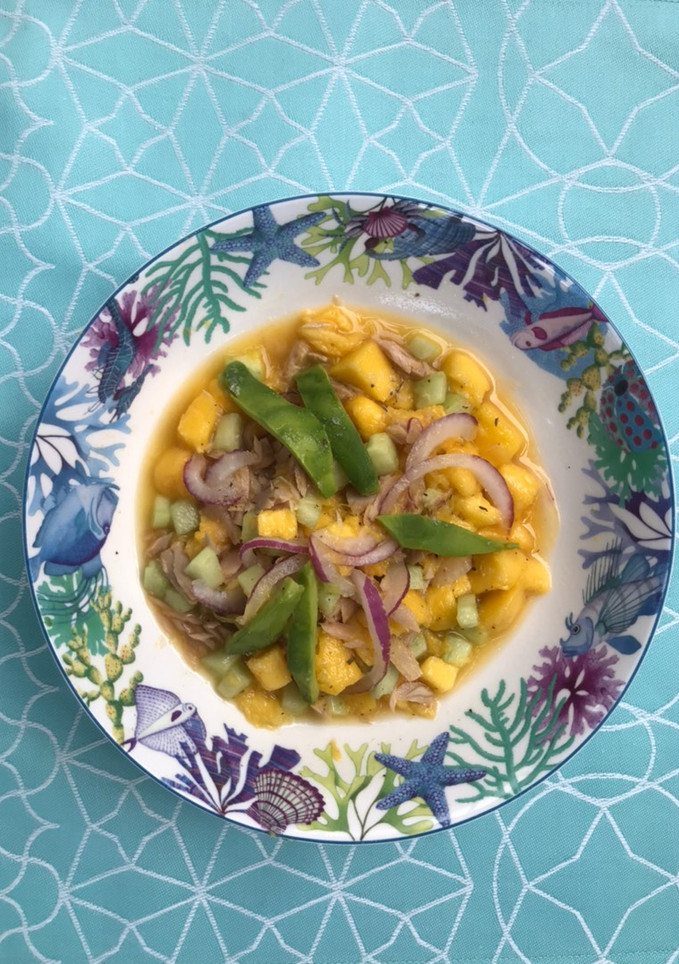 Una foto de Ceviche de atún en conserva, con mango, alficoz, cebolla roja y salsa de limón y naranja