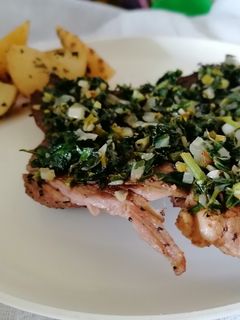 Una foto de Filete al perejil con papas rústicas