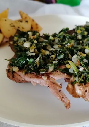 Una foto de Filete al perejil con papas rústicas
