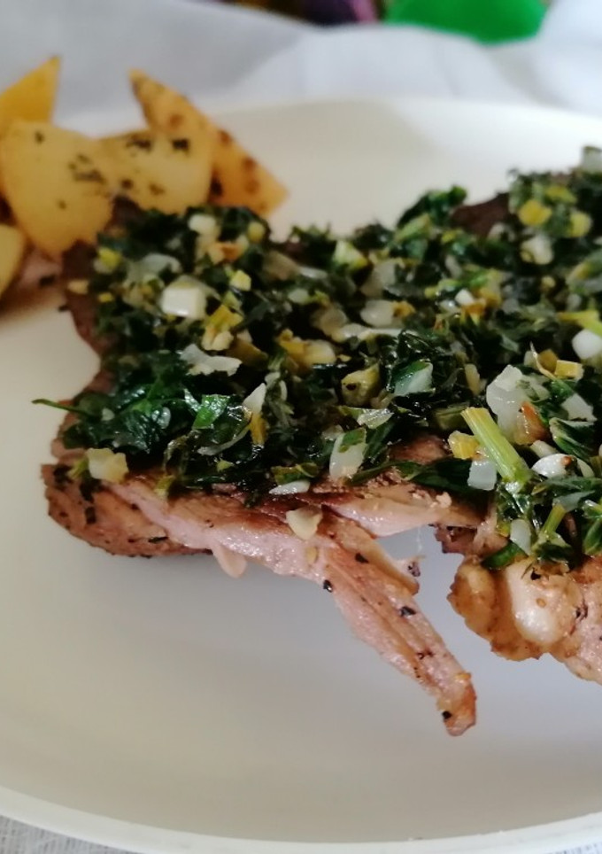 Una foto de Filete al perejil con papas rústicas