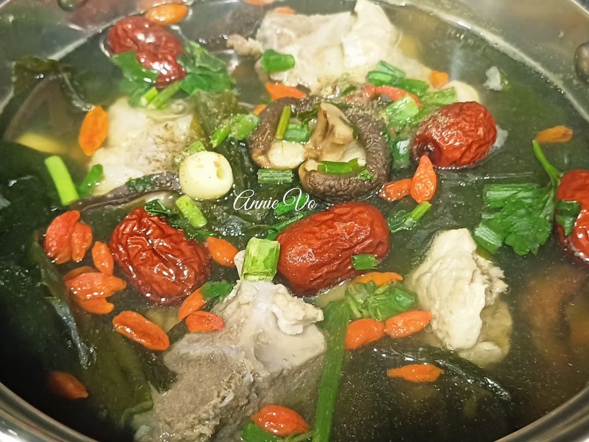 Canh xương heo nấu rong biển táo đỏ