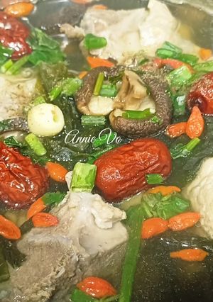 Hình của món Canh xương heo nấu rong biển táo đỏ.