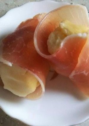 A picture of Potato raw ham rolls.