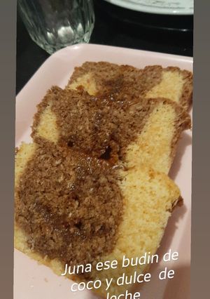 Una foto de Budín Marmolado de coco y de/ de leche