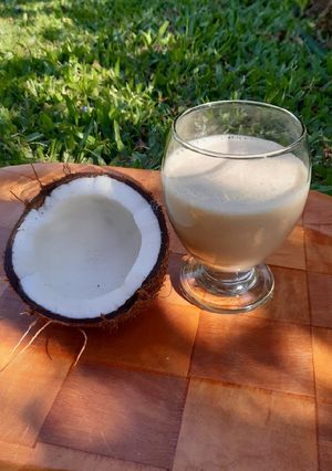 Una foto de Batido de coco natural