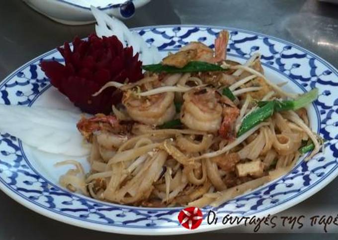 κύρια φωτογραφία συνταγής Phad Thai (ταϊλανδέζικα noodles) με γαρίδες
