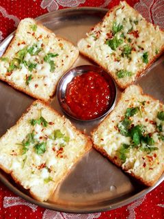 चीज़ गार्लिक ब्रेड (Cheese Garlic Bread Recipe in Hindi) रेसिपी मुख्य फोटो