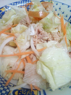 Una foto de Ensalada mixta con atún