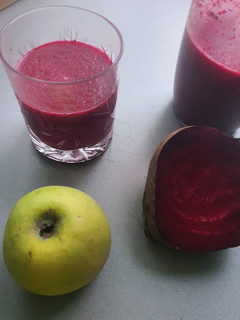 Fekete áfonya, alma, cékla smoothye recept fotója