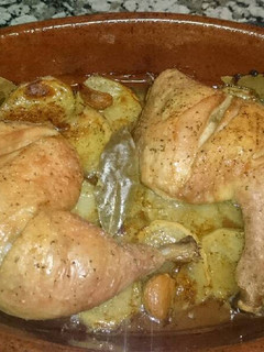 Una foto de Muslos de pollo al horno con patatas